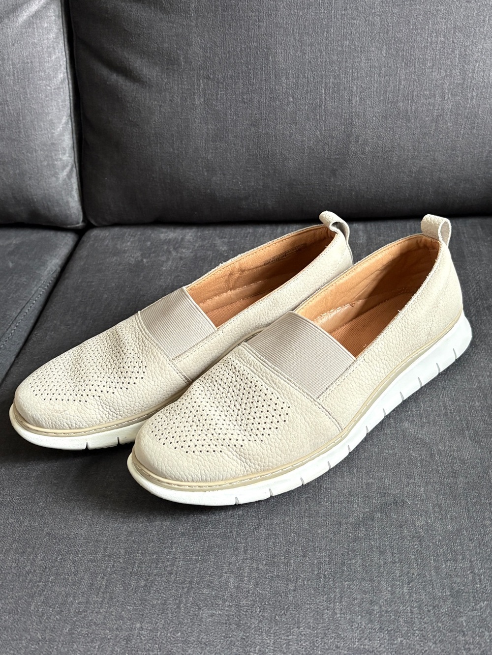 Vionic Women’s Slip-On Loafers in Light Beige Size 10